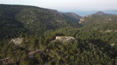 Antik şehir Pedasa 'nın (Akropolis / Yukarı Şato) havadan görünüşü. Bodrum Mugla Türkiye