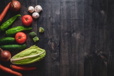 Sebzeli koyu ahşap arka plan. Mesaj göndermek için fotokopi alanı olan manavlar ve süpermarketler için pankart. Gastronomik arkaplan