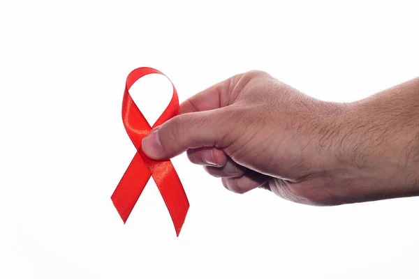Mão Homem Segurando Uma Fita Vermelha Apoio Dia Mundial Aids — Fotografia de Stock
