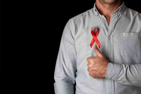 Homem Ostentando Uma Fita Vermelha Dia Mundial Aids Seu Peito — Fotografia de Stock