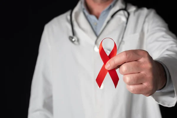 Doutor Mostrando Uma Fita Vermelha Símbolo Dia Mundial Aids Apoio — Fotografia de Stock