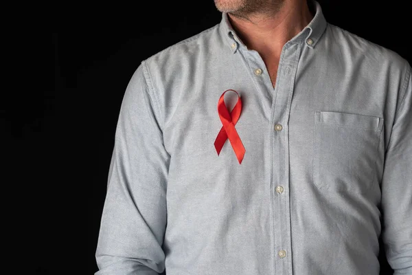Homem Usando Uma Fita Vermelha Dia Mundial Aids Seu Peito — Fotografia de Stock