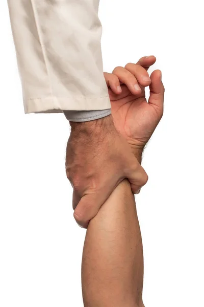 Ręka Lekarza Trzymającego Podnoszącego Rękę Chorej Osoby Symbolizującej Pomoc Personelu — Zdjęcie stockowe