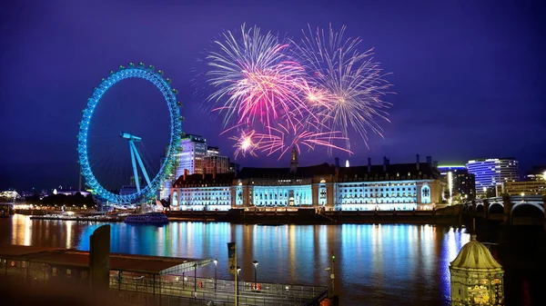 Fogos Artifício Brilhando Céu Londres Lado Rio Tâmisa Famosa Roda — Fotografia de Stock