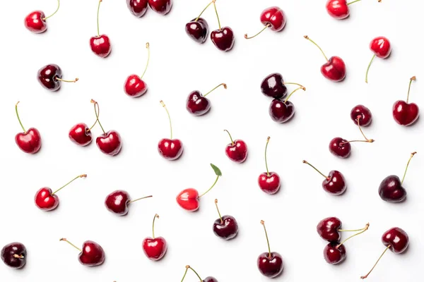 一组红色的樱桃彼此隔离 在白色的背景上彼此分离 富含维生素的红色水果的漂亮背景 — 图库照片