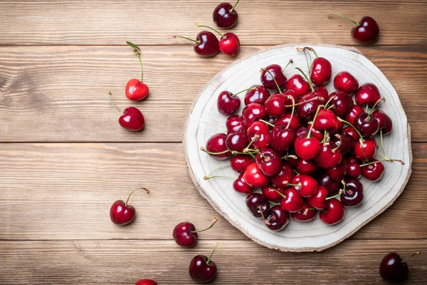 一组丰满健康的红色樱桃放在木制底座上 富含维生素的水果 用于健康饮食 — 图库照片