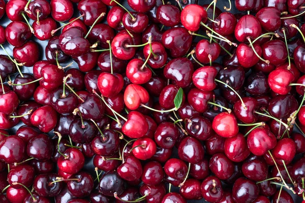 成批的一组红樱桃 红色水果富含维生素和健康 樱桃采摘 — 图库照片