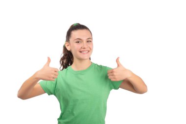 Gülümseyen genç kız iki parmağını da kaldırıyor. Onay, olumluluk ve cesaret kavramı