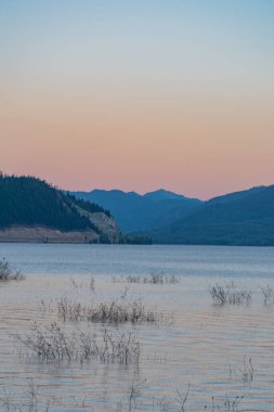 Gölün yanında güzel dağlar