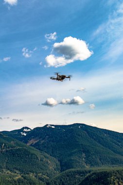 Dron dağların yanında