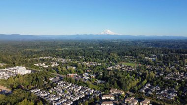 Şehrin yanındaki güzel dağlar.