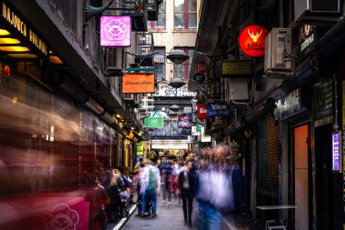 Center Place, Melbourne 'un dar kaldırım taşları sokakları, restoranları, butikleri ve sokak sanatlarıyla karakterize edilmiş canlı sokak kültürünün simgesidir..
