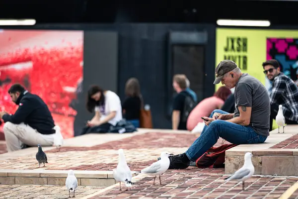 メルボルン アウストラリア April 2024 フェデックス広場で自分の携帯電話上の人々 — ストック写真