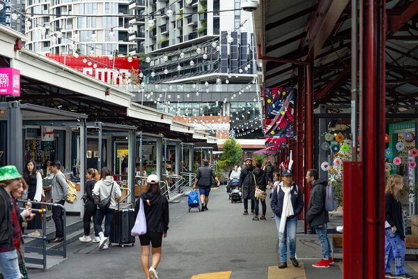 МЕЛЬБУРН, АВСТРАЛИЯ - 12 апреля 2024 года: Люди ходят по магазинам на рынке королевы Виктории