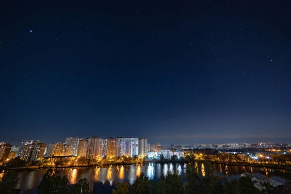 星空の下で大都市の夜の街並み 空の通りの門限で素晴らしい明るく 多色の光 寝室の町エリアにアパートホテル 2022年10月中旬にキエフ ウクライナ — ストック写真