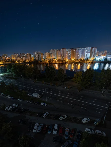 Yıldızlı Gökyüzünün Altındaki Büyük Şehrin Gece Manzarası Müthiş Parlak Sokağa — Stok fotoğraf