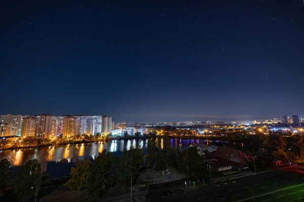 Ночной Городской Пейзаж Большого Города Звездным Небом Яркий Разноцветный Свет — стоковое фото