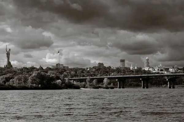 Вигляд Великого Міста Пагорбах Над Широкою Річкою Під Час Великого — стокове фото