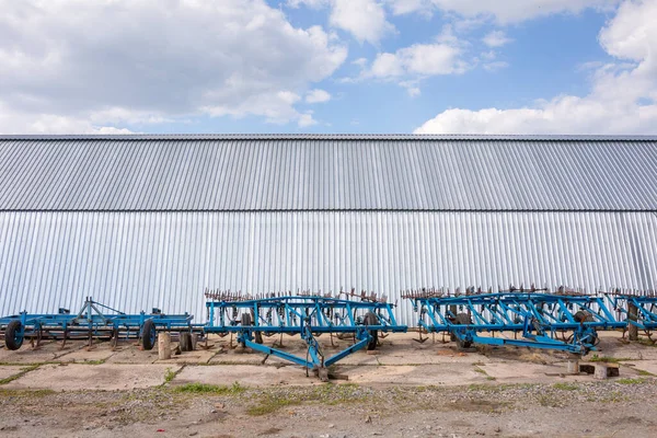 Oude Getrokken Cultivator Voor Bebouwing Staan Buurt Van Bogen Hangar — Stockfoto