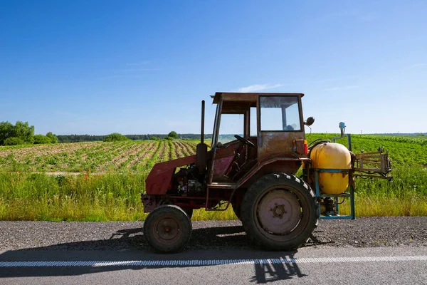 Püskürtücü Tank Kapasiteli Eski Bir Tarım Traktörü Sebze Ekinleriyle Ekili — Stok fotoğraf