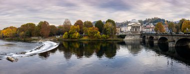 Torino, İtalya - 09 Kasım 2021: Po Nehri 'nin batısı, I. Vittorio Emanuele Köprüsü ve Gran Madre di Dio Kilisesi' nin panoramik manzarası.