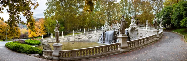 意大利都灵 波河畔帕斯科德尔瓦伦蒂诺12个月的巴洛克喷泉全景 当地居民和游客最喜爱的娱乐场所 — 图库照片