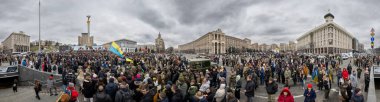 KYIV, UKRAINE - MAR 10 2023: Bakhmut yakınlarında Rus birliklerine karşı savaşırken öldürülen Dmytro Kotsiubailo, nom-de-guerre 'Da Vinci' nin bir anma törenine katılan insanlar