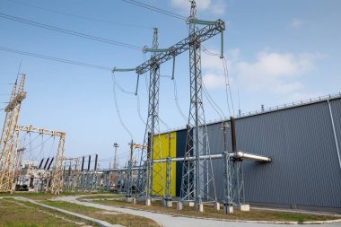 Açık hava ekstra yüksek voltajlı güç transformatörü. Yüksek voltajlı elektrik santrali..