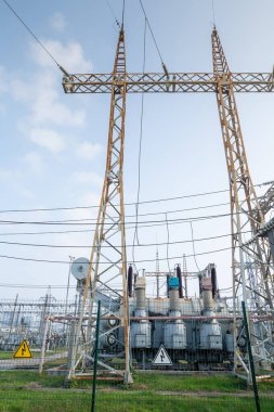 Açık hava ekstra yüksek voltajlı güç transformatörü. Yüksek voltajlı elektrik santrali..