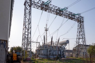 Açık hava ekstra yüksek voltajlı güç transformatörü. Yüksek voltajlı elektrik santrali. Elektrik santralindeki güç ünitelerinin montajı.