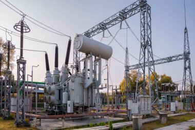 Açık hava ekstra yüksek voltajlı güç transformatörü. Yüksek voltajlı elektrik santrali..