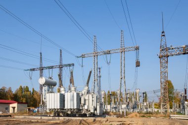 Açık hava ekstra yüksek voltajlı güç transformatörü. Yüksek voltajlı elektrik santrali..