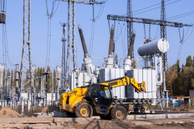 Açık hava ekstra yüksek voltajlı güç transformatörü. Yüksek voltajlı elektrik santrali. Elektrik santralindeki güç ünitelerinin montajı.