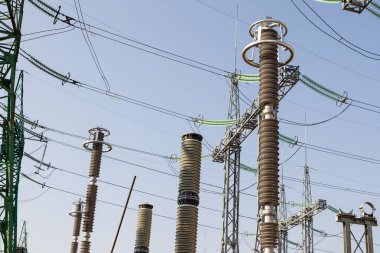 Yüksek voltajlı elektrik santrali. Elektrik hatları, direkler, seramik ve cam yalıtıcılar, yıldırım kesiciler, sülfür heksaflorür devre kesiciler, akım trafolar..