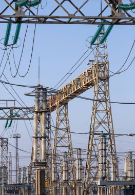 Yüksek voltajlı elektrik santrali. Elektrik hatları, direkler, seramik ve cam yalıtıcılar, yıldırım kesiciler, sülfür heksaflorür devre kesiciler, akım trafolar..