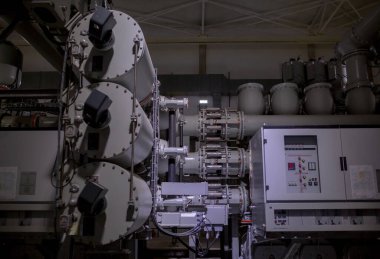 Bir gaz yalıtımlı şalter (GIS) ekstra yüksek voltajlı elektrik santrali için kontrol binasında. Elektrik endüstrisinde gaz dielektrik olarak kullanılan sülfür heksaflorür..