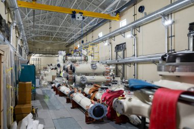 Yüksek voltajlı elektrik santrali için gaz yalıtımlı şalter (GIS) kurulumu. Elektrik endüstrisinde gaz dielektrik olarak kullanılan sülfür heksaflorür..