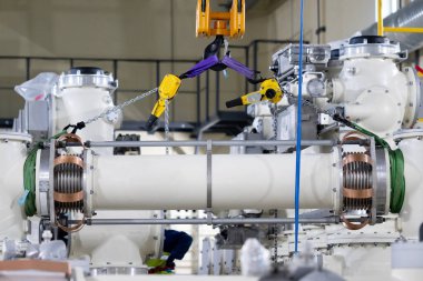 Yüksek voltajlı elektrik santrali için gaz yalıtımlı şalter (GIS) kurulumu. Elektrik endüstrisinde gaz dielektrik olarak kullanılan sülfür heksaflorür..