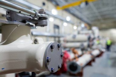 Yüksek voltajlı elektrik santrali için gaz yalıtımlı şalter (GIS) kurulumu. Elektrik endüstrisinde gaz dielektrik olarak kullanılan sülfür heksaflorür..