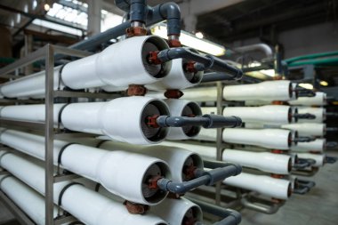 Su tedavisi için büyük bir sanayi seti olan ters osmoz sistemi ve nanofilüzyon zarları.