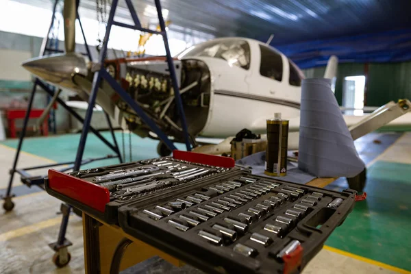 Hangar Uma Pequena Oficina Reparação Automóvel Conjunto Ferramentas Mecânico Automático — Fotografia de Stock