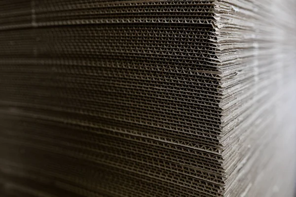 纸板纸堆积如山 瓦楞纸板纸被堆放在货盘上 工业生产中成品包装 — 图库照片