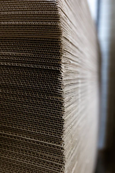 纸板纸堆积如山 瓦楞纸板纸被堆放在货盘上 工业生产中成品包装 — 图库照片