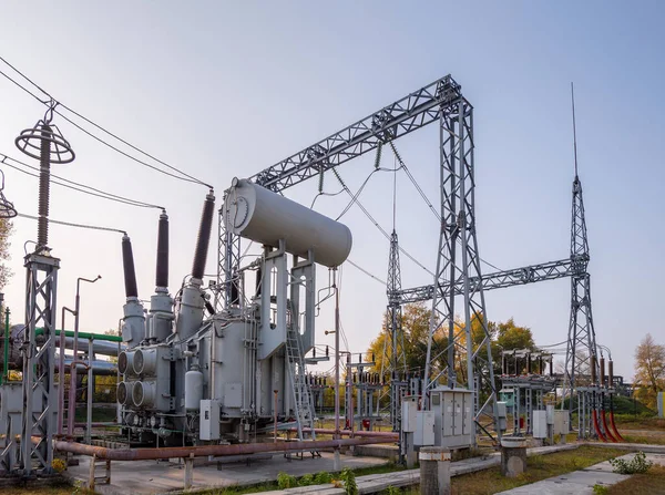 Açık hava ekstra yüksek voltajlı güç transformatörü. Yüksek voltajlı elektrik santrali..