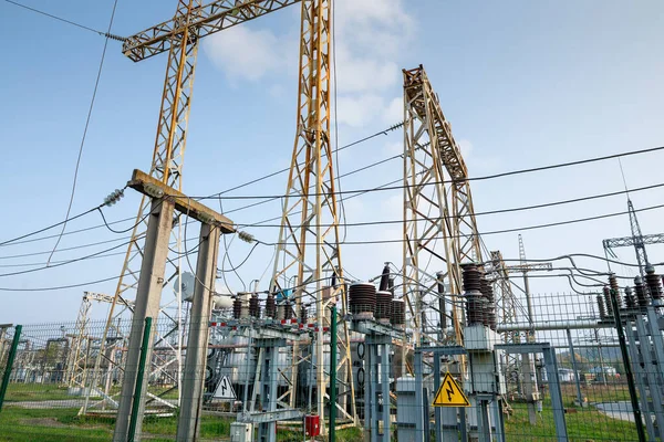 Açık hava ekstra yüksek voltajlı güç transformatörü. Yüksek voltajlı elektrik santrali..