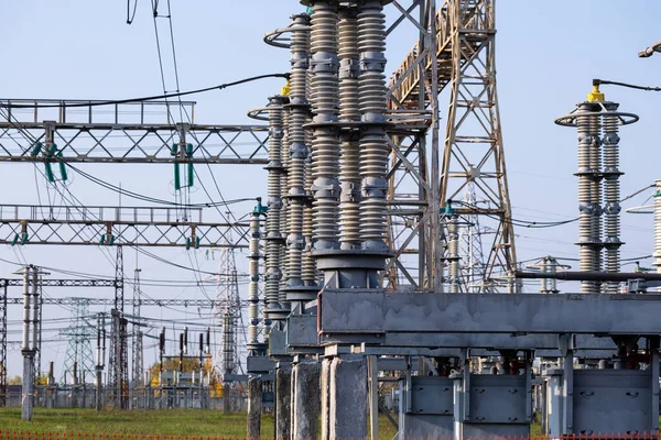Uma Subestação Elétrica Alta Tensão Linhas Eléctricas Pólos Isoladores Cerâmicos — Fotografia de Stock