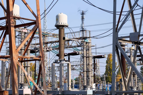 Uma Subestação Elétrica Alta Tensão Linhas Eléctricas Pólos Isoladores Cerâmicos — Fotografia de Stock