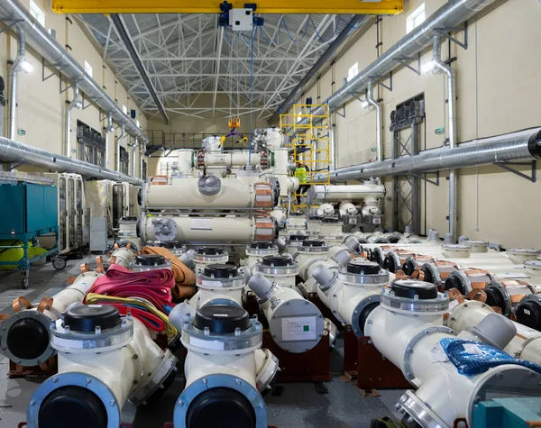 Yüksek voltajlı elektrik santrali için gaz yalıtımlı şalter (GIS) kurulumu. Elektrik endüstrisinde gaz dielektrik olarak kullanılan sülfür heksaflorür..