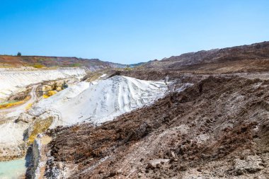 Açık maden ocağında taş ocağı porselen (kaolin) ve kuvars kumu.