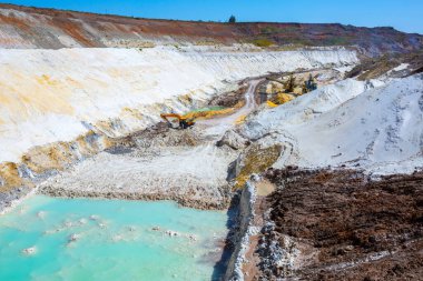 Açık maden ocağında taş ocağı porselen (kaolin) ve kuvars kumu.